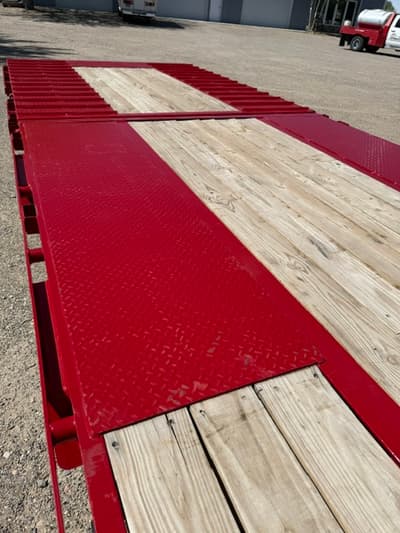 102" x 34' Tandem Low-Pro Gooseneck w/Hyd. Dove - Image 4